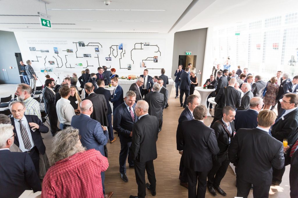Der Festakt anlässlich des Firmenjubiläums fand in der Solar Academy mit über 150 Gästen statt.