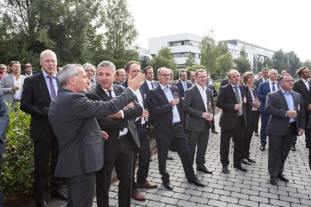 Die Gäste warteten gespannt auf die Enthüllung des neuen Namens der SMA Solar Academy.